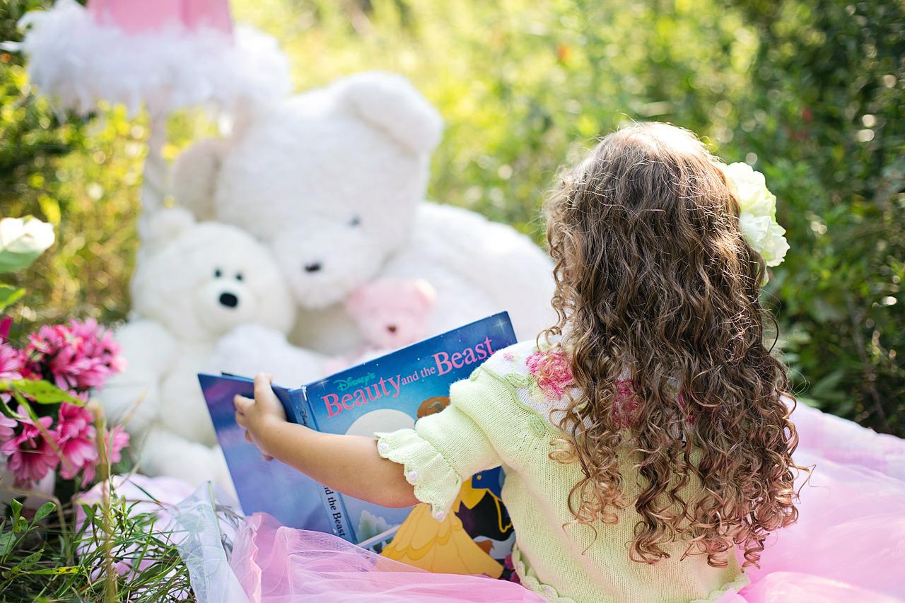 little girl reading g6bce0db15 1280